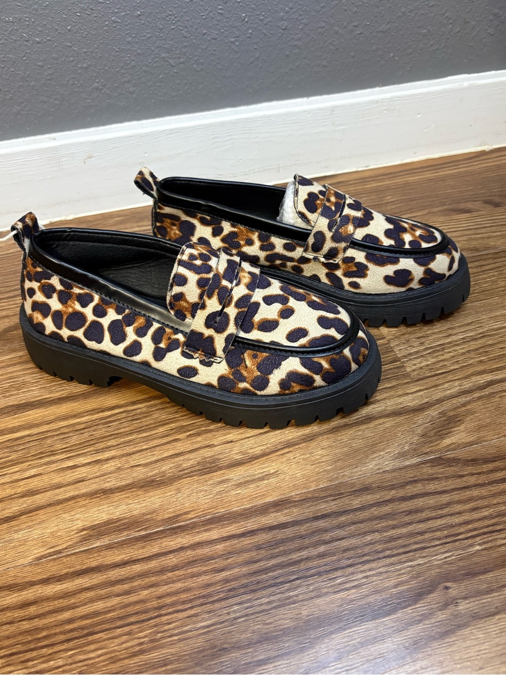 Moccasin Tendance Ballerine leopard lug loafers 
No size, maybe a size 8